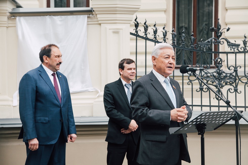 � ������ ������� �������� ����� � ����� 100-����� ����������� ��������������� ������� �������������� ������ �����