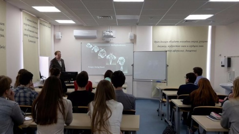 Руководитель лаборатории Олег Гусев прочитал открытую лекцию для студентов-зоологов Руководитель лаборатории Олег Гусев прочитал открытую лекцию для студентов-зоологов