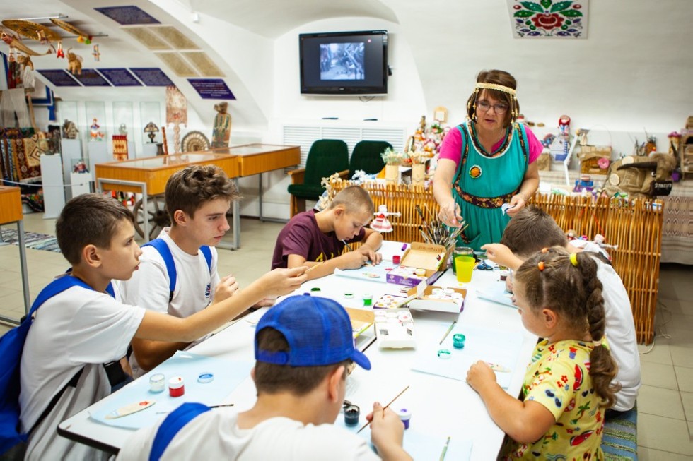 Университетская смена продолжает знакомиться с Елабугой Университетская смена продолжает знакомиться с Елабугой