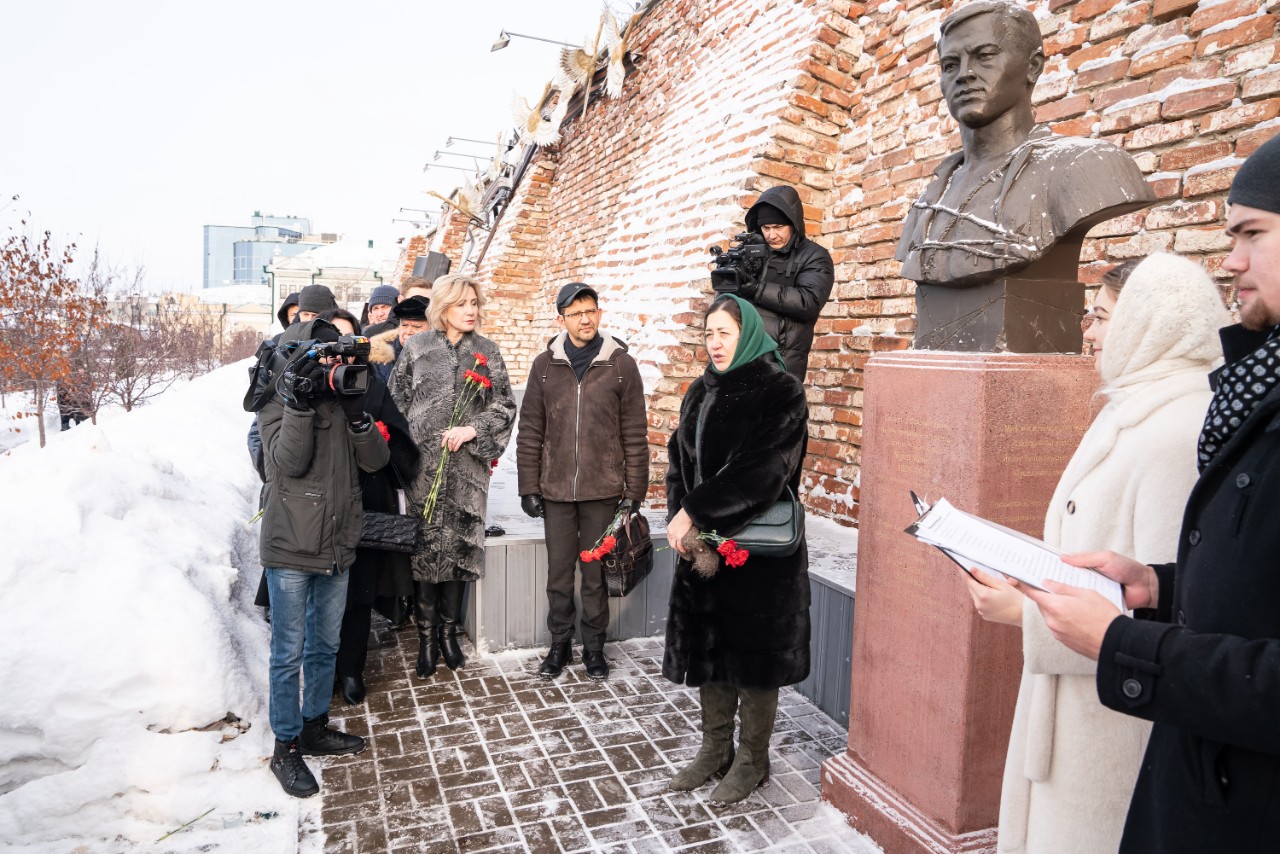 КФУның ректор бакчасында герой-шагыйрь Муса Җәлилне искә алдылар КФУның ректор бакчасында герой-шагыйрь Муса Җәлилне искә алдылар