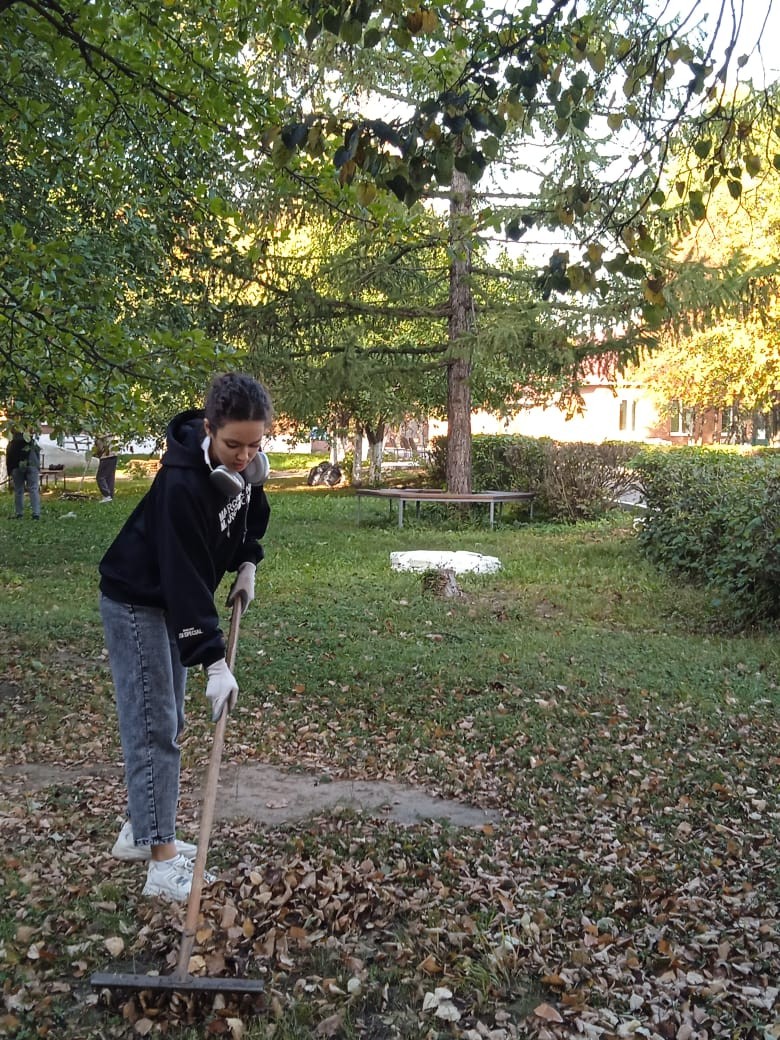 Студенты 2113 группы Елабужского института КФУ вышли на уборку территории Студенты 2113 группы Елабужского института КФУ вышли на уборку территории