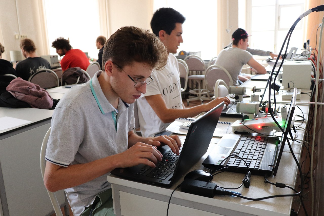 Innsbruck students learn to turn chemical elements