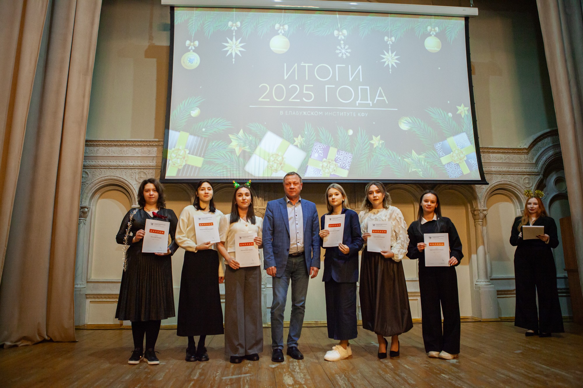 В Елабужском институте КФУ наградили лучших студентов года В Елабужском институте КФУ наградили лучших студентов года