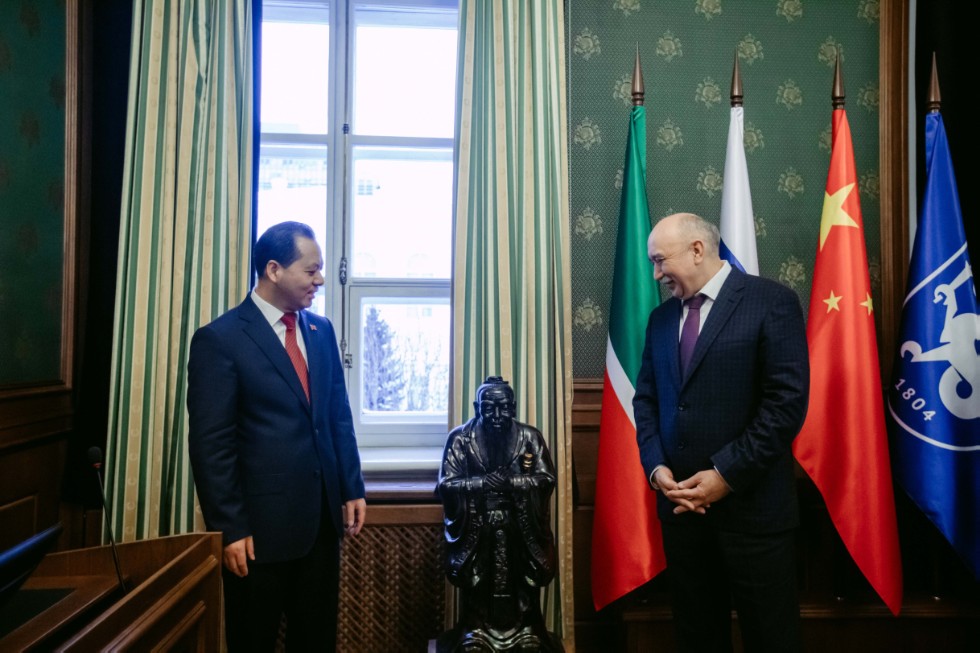 孔子塑像被中国驻喀山总领事馆捐给喀山联邦大学