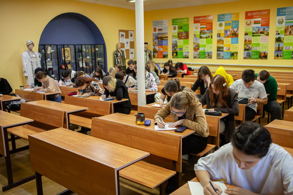 В Елабужском институте определили лучших знатоков китайской каллиграфии В Елабужском институте определили лучших знатоков китайской каллиграфии