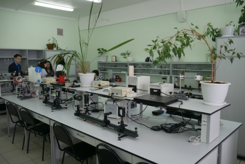 Practice in optics (laboratories �� 605, 705)