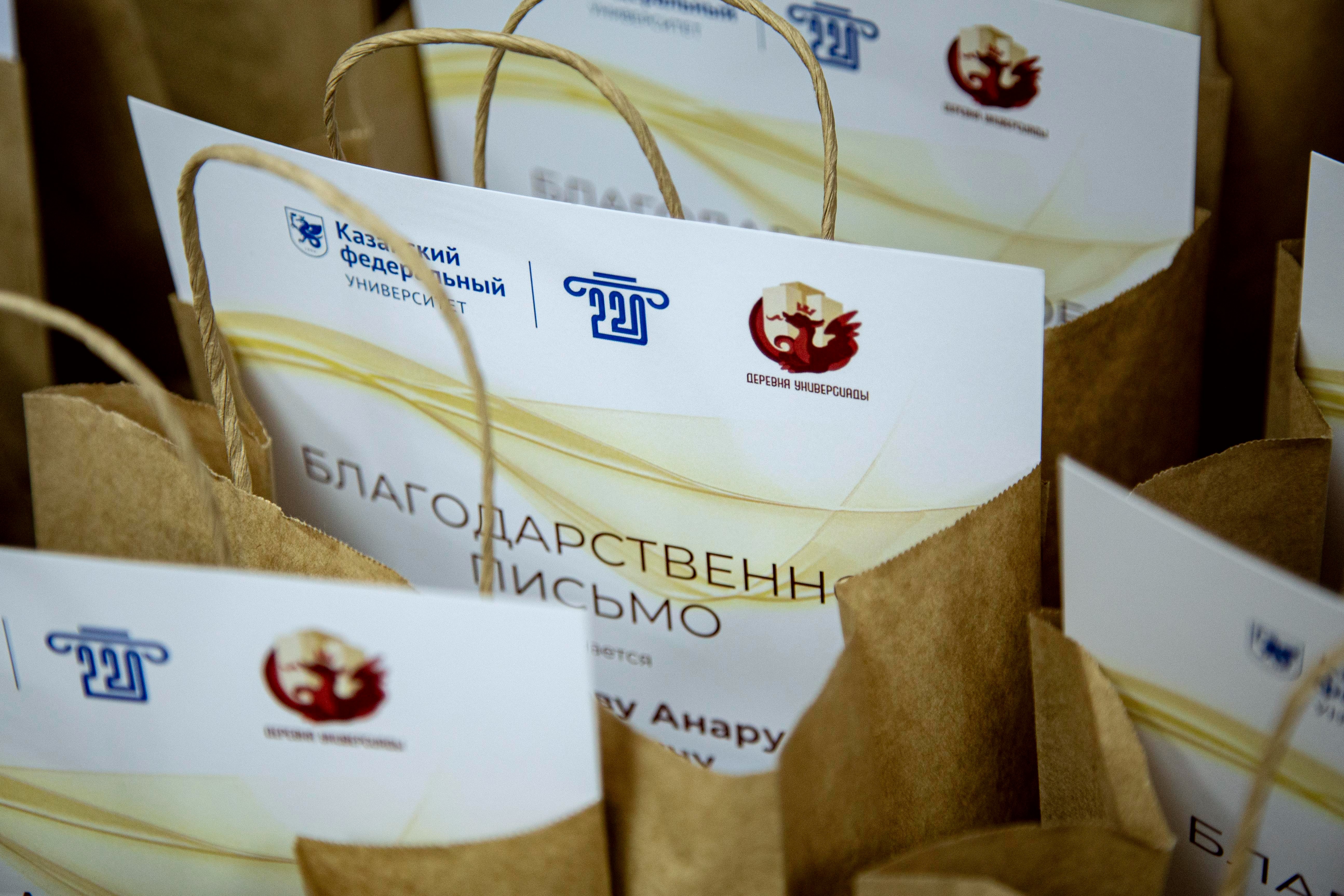 ����� ����