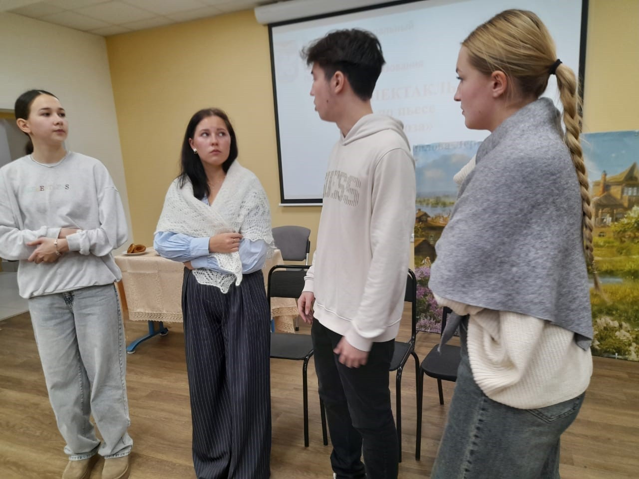 Актерский состав студенческого театра ИПО 'Триумф' готовится к выступлению на сцене казанского театра 'Созвездие' Актерский состав студенческого театра ИПО 'Триумф' готовится к выступлению на сцене казанского театра 'Созвездие'