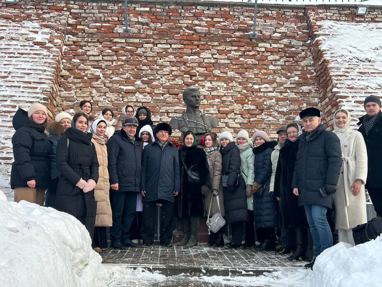 КФУның ректор бакчасында герой-шагыйрь Муса Җәлилне искә алдылар КФУның ректор бакчасында герой-шагыйрь Муса Җәлилне искә алдылар