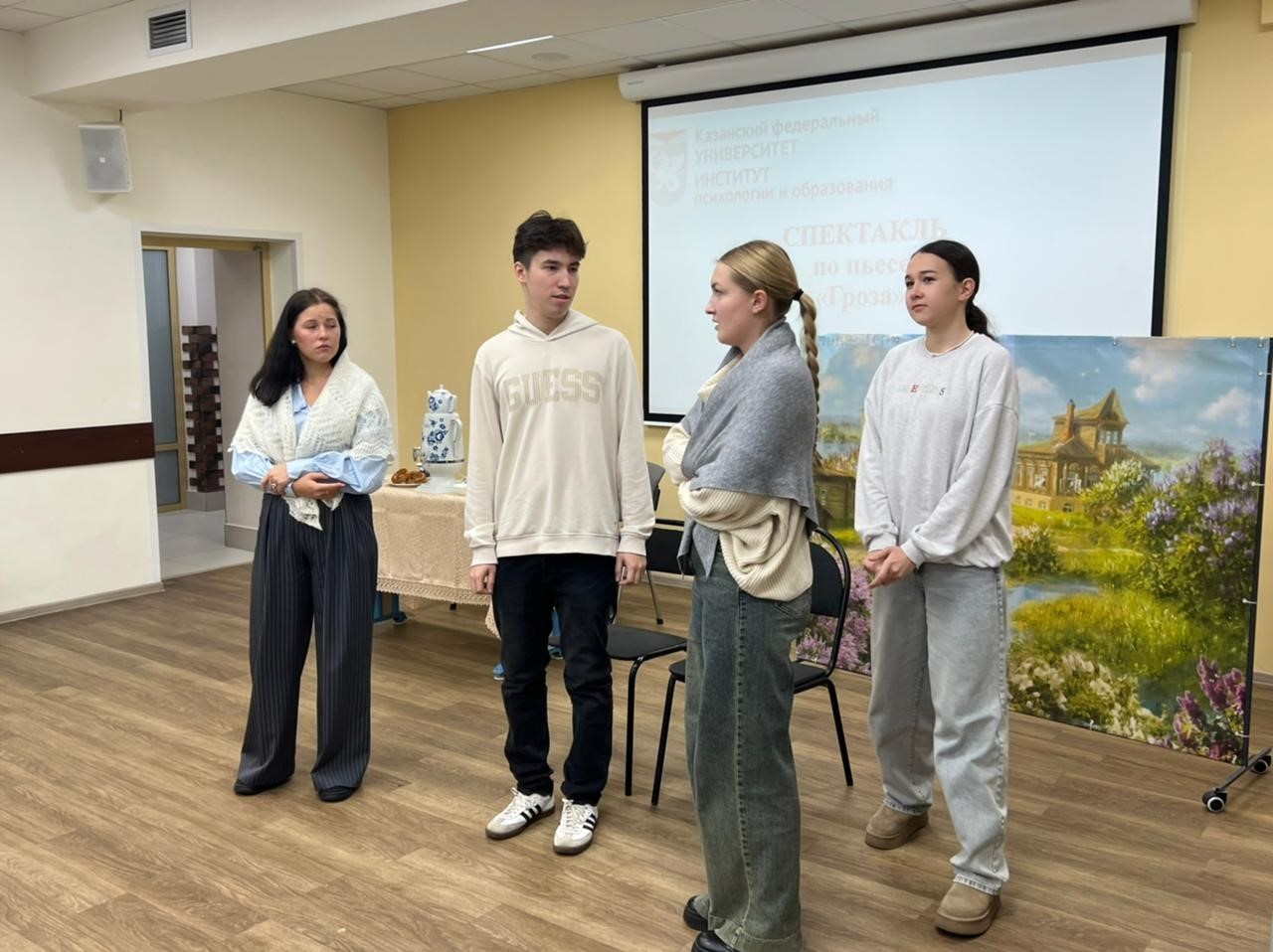 Актерский состав студенческого театра ИПО 'Триумф' готовится к выступлению на сцене казанского театра 'Созвездие' Актерский состав студенческого театра ИПО 'Триумф' готовится к выступлению на сцене казанского театра 'Созвездие'