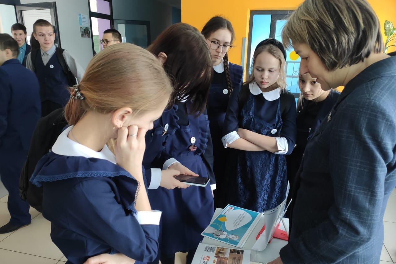 Студенты презентовали школьникам научные объединения Елабужского института КФУ Студенты презентовали школьникам научные объединения Елабужского института КФУ