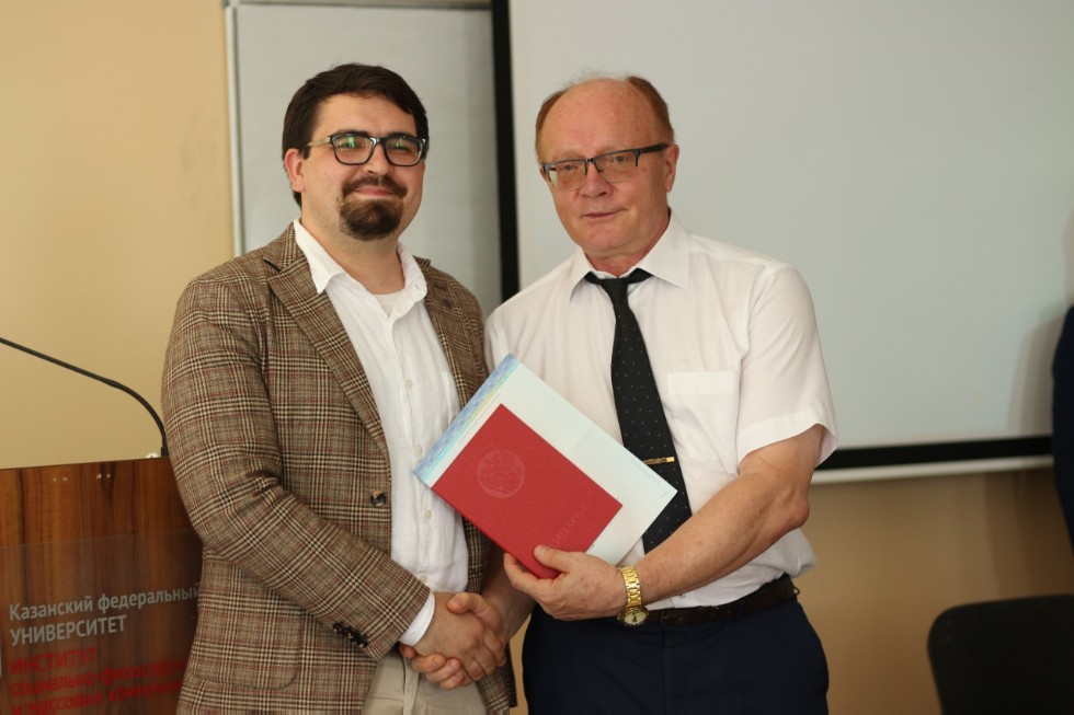 Вручение дипломов выпускникам кафедры религиоведения Вручение дипломов выпускникам кафедры религиоведения