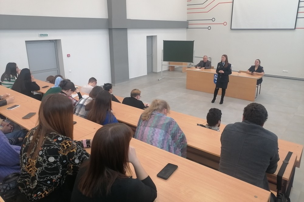 Встреча с представителями МВД состоялась в Елабужском институте КФУ Встреча с представителями МВД состоялась в Елабужском институте КФУ