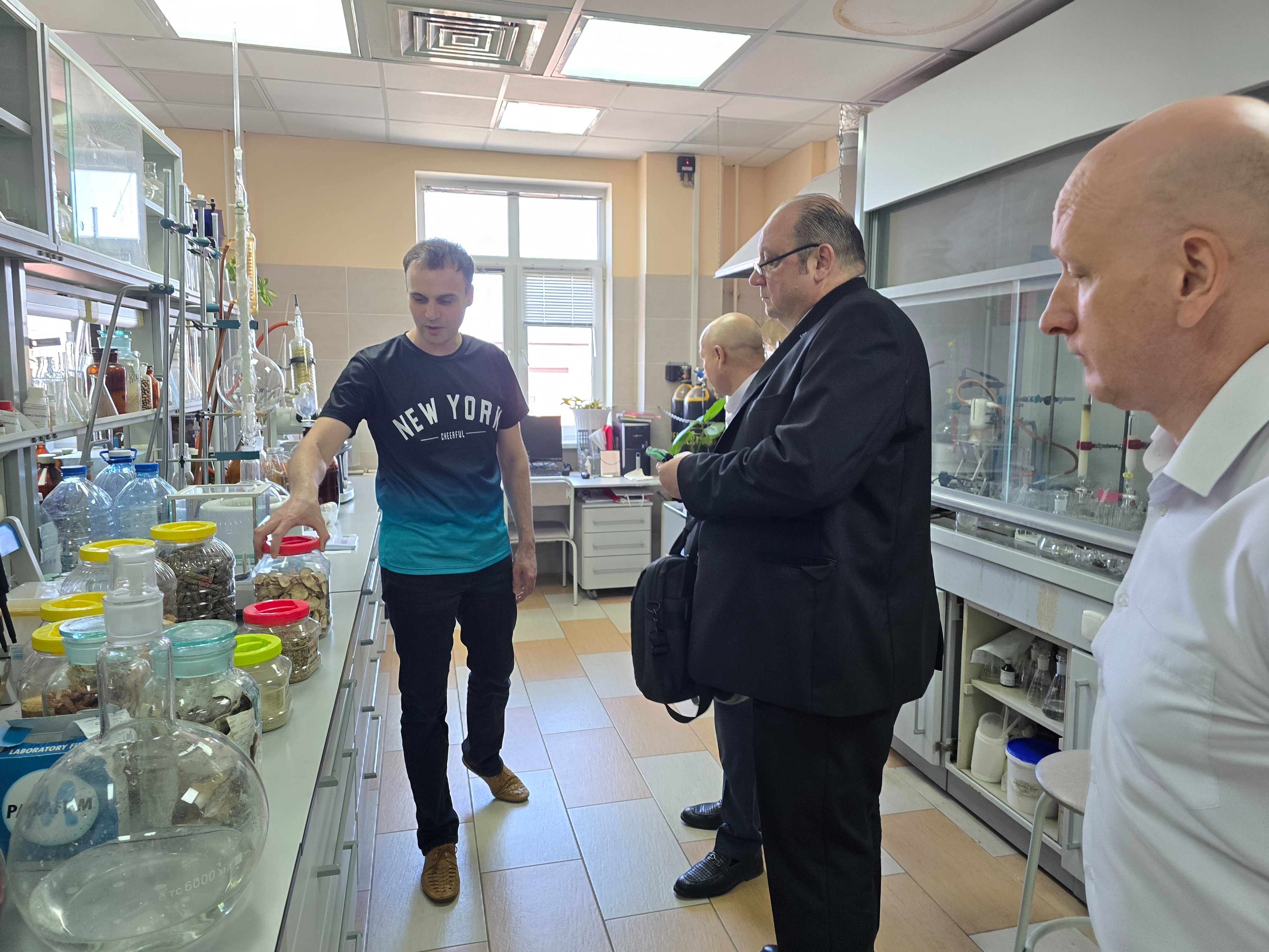 Министерство химической промышленности Узбекистана в Химическом институте Министерство химической промышленности Узбекистана в Химическом институте