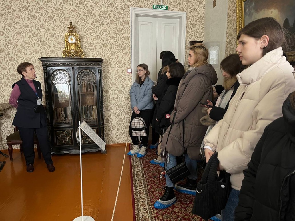 Дом-музей И.И. Шишкина посетили студенты Елабужского института КФУ Дом-музей И.И. Шишкина посетили студенты Елабужского института КФУ