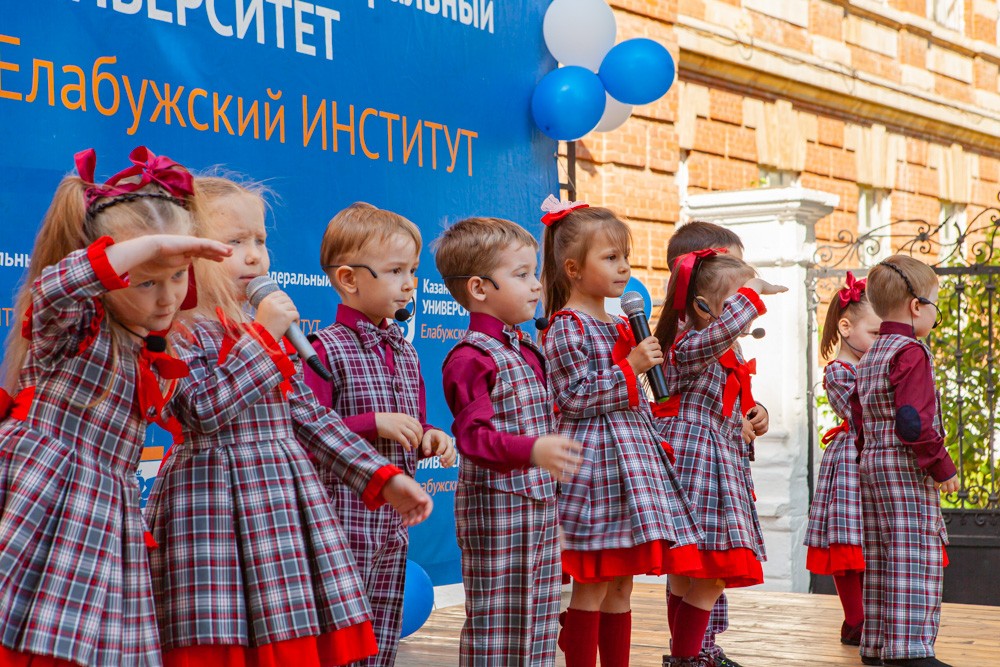 Развлекательно-игровая программа 'Планета под названием Детство!' Развлекательно-игровая программа 'Планета под названием Детство!'