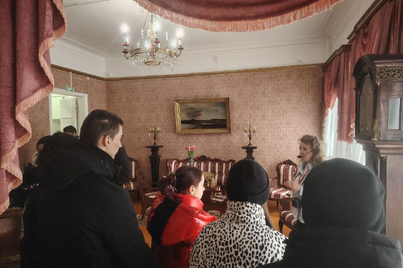 Школьники из Лисичанска и Рубежного осваиваются в Елабуге: музеи, каток и атмосфера праздника Школьники из Лисичанска и Рубежного осваиваются в Елабуге: музеи, каток и атмосфера праздника