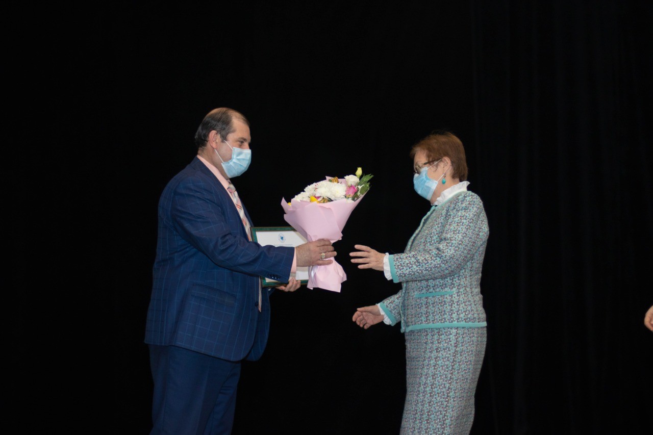 В КФУ наградили лучшие студенческие научные кружки В КФУ наградили лучшие студенческие научные кружки