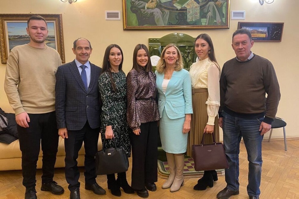 Студенты и преподаватели Елабужского института КФУ приняли участие в заседании Союза писателей РТ Студенты и преподаватели Елабужского института КФУ приняли участие в заседании Союза писателей РТ