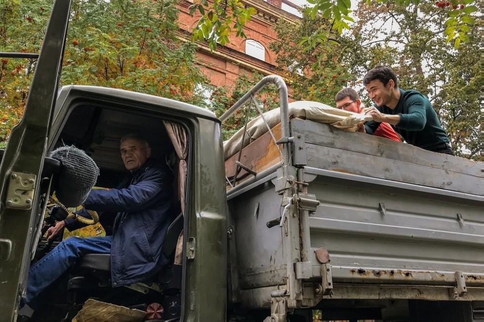 В Елабужском институте КФУ состоялся субботник В Елабужском институте КФУ состоялся субботник