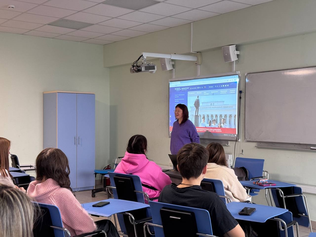 Школьникам из Ижевска провели экскурсию по ИСФНиМК Школьникам из Ижевска провели экскурсию по ИСФНиМК