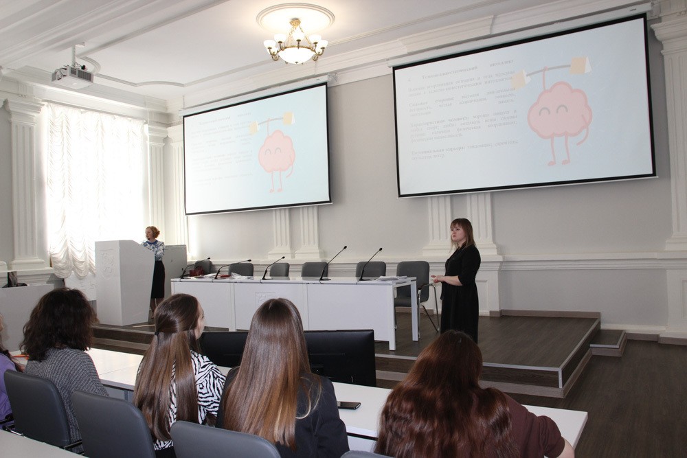 На элективном курсе 'Основы педагогики' обучающиеся психолого-педагогических классов Елабужского муниципального района Республики Татарстан определяют вектор профессионального развития педагога будущего На элективном курсе 'Основы педагогики' обучающиеся психолого-педагогических классов Елабужского муниципального района Республики Татарстан определяют вектор профессионального развития педагога будущего