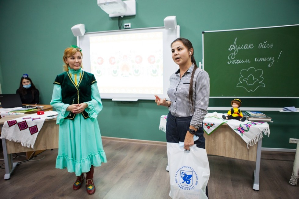 В Елабужском институте прошел 'Аулак өй - баттл' между студентами вуза и ведущими литературными деятелями Республики Татарстан В Елабужском институте прошел 'Аулак өй - баттл' между студентами вуза и ведущими литературными деятелями Республики Татарстан