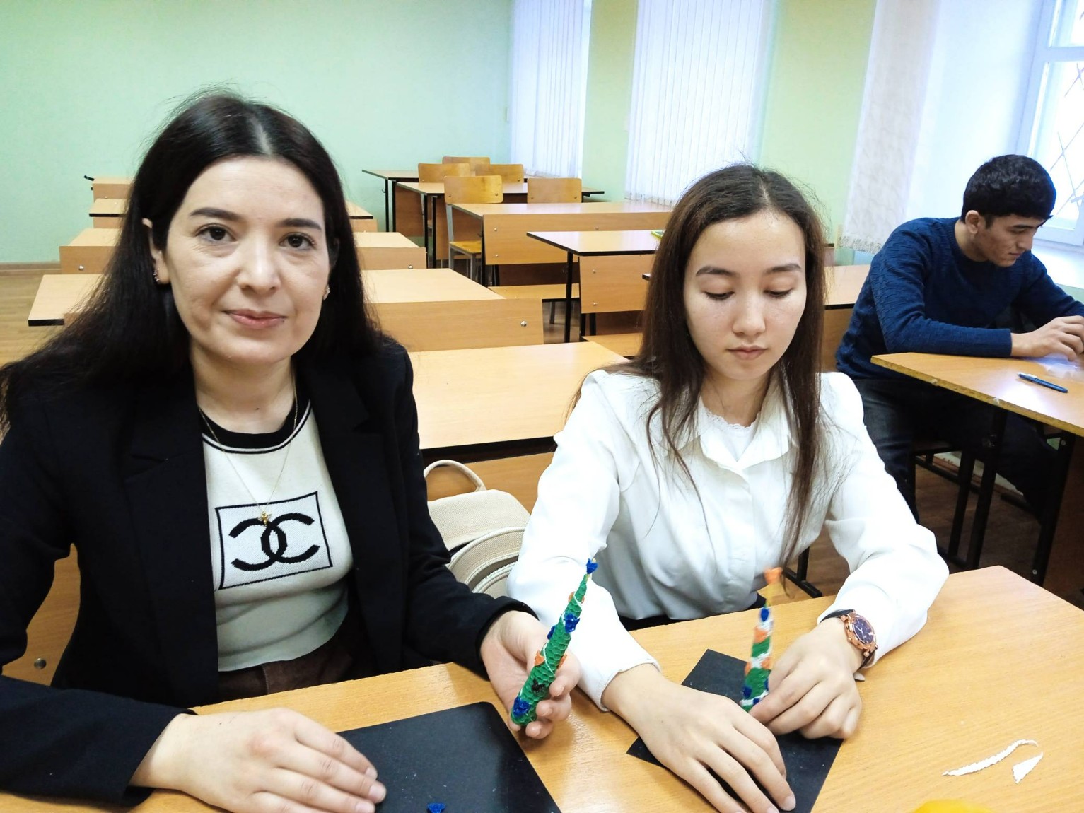 Студенты провели мастер-классы по изготовлению свечей из вощины Студенты провели мастер-классы по изготовлению свечей из вощины