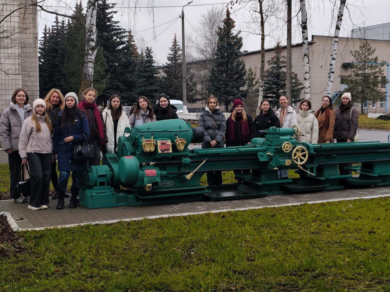 Экскурсия на Казанский оптико-механический завод с целью ознакомления с особенностями организации и технологии производства на машиностроительном предприятии Экскурсия на Казанский оптико-механический завод с целью ознакомления с особенностями организации и технологии производства на машиностроительном предприятии