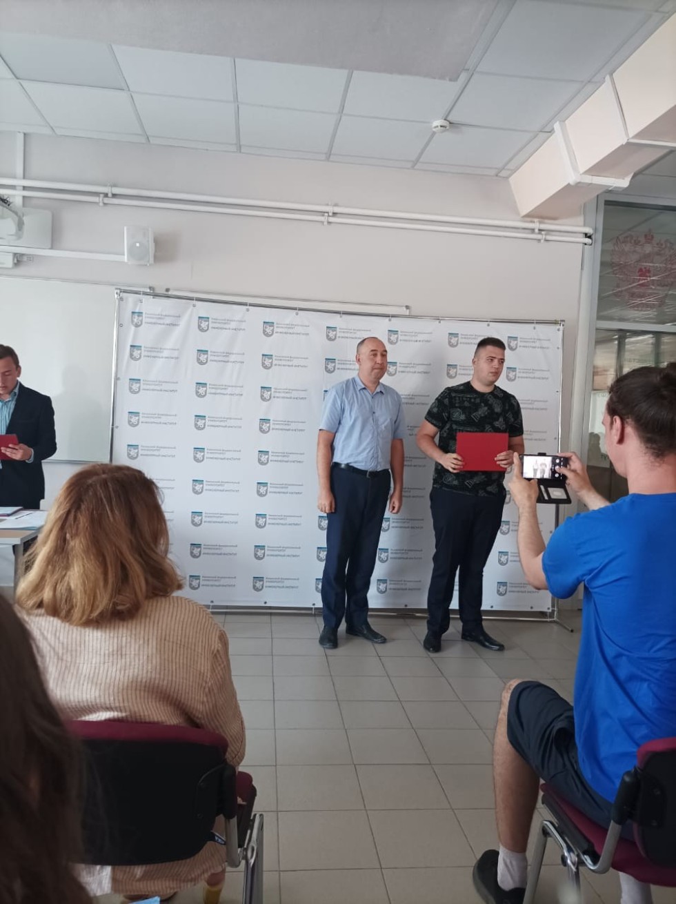 Торжественное вручение дипломов выпускникам Инженерного института Торжественное вручение дипломов выпускникам Инженерного института