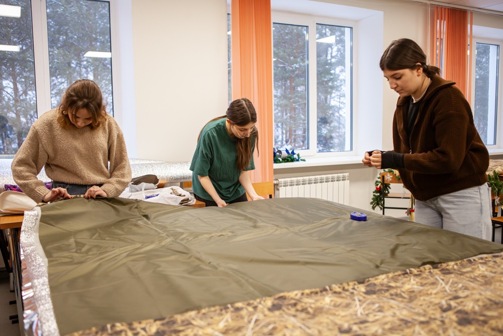 35 утепленных одеял для бойцов СВО сшили студенты Елабужского института КФУ 35 утепленных одеял для бойцов СВО сшили студенты Елабужского института КФУ