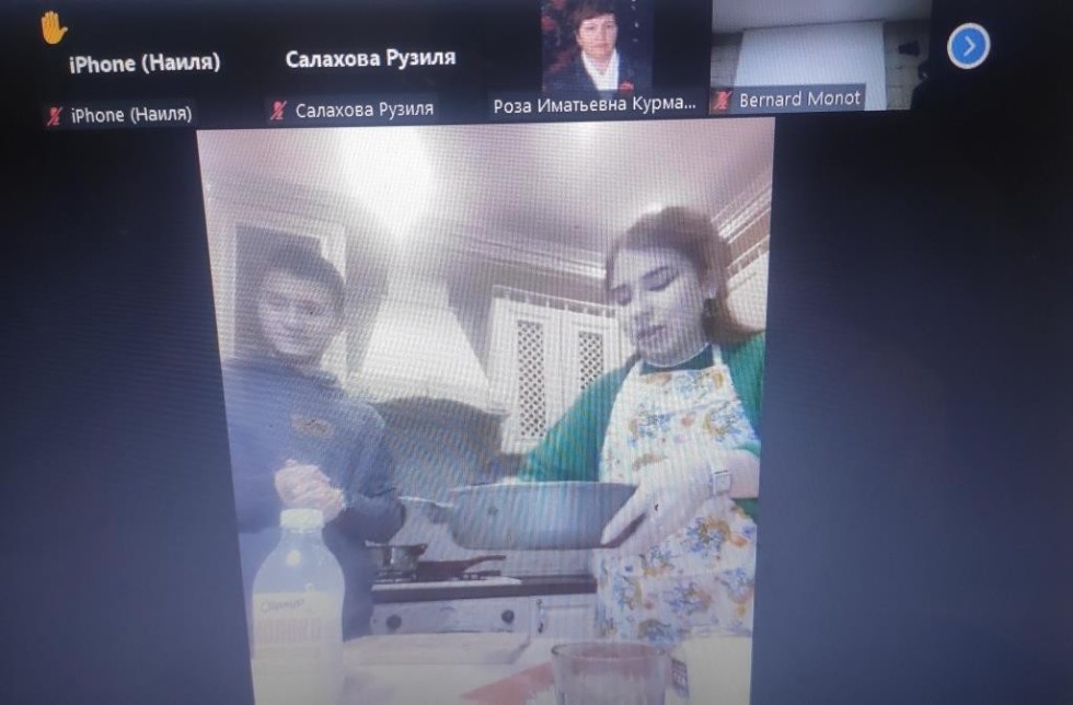 'Ана теле' сөйләшү клубында татар халкының милли ризыгы ? кыстыбый пешерделәр 'Ана теле' сөйләшү клубында татар халкының милли ризыгы ? кыстыбый пешерделәр