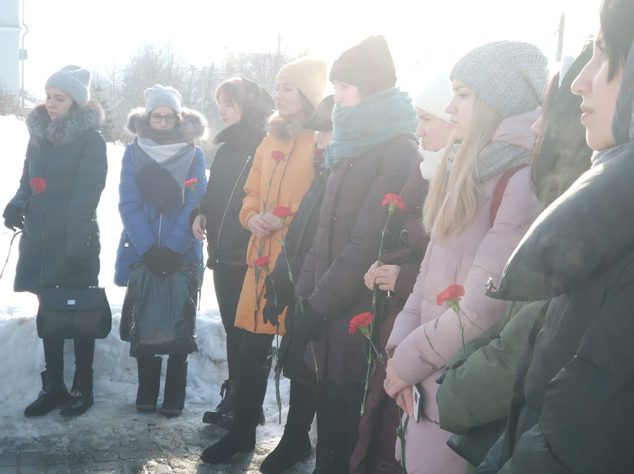 КФУ студентлары герой-шагыйрь Муса Җәлил бюстына чәчәкләр салды КФУ студентлары герой-шагыйрь Муса Җәлил бюстына чәчәкләр салды