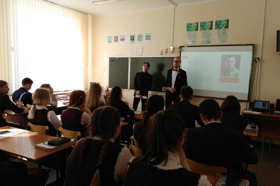 Студенты и преподаватели Елабужского института КФУ ведут профориентационную работу с будущими абитуриентами Студенты и преподаватели Елабужского института КФУ ведут профориентационную работу с будущими абитуриентами