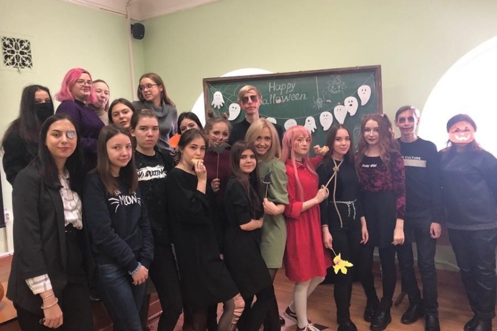 Студенты и преподаватели факультета иностранных языков отметили Хэллоуин Студенты и преподаватели факультета иностранных языков отметили Хэллоуин