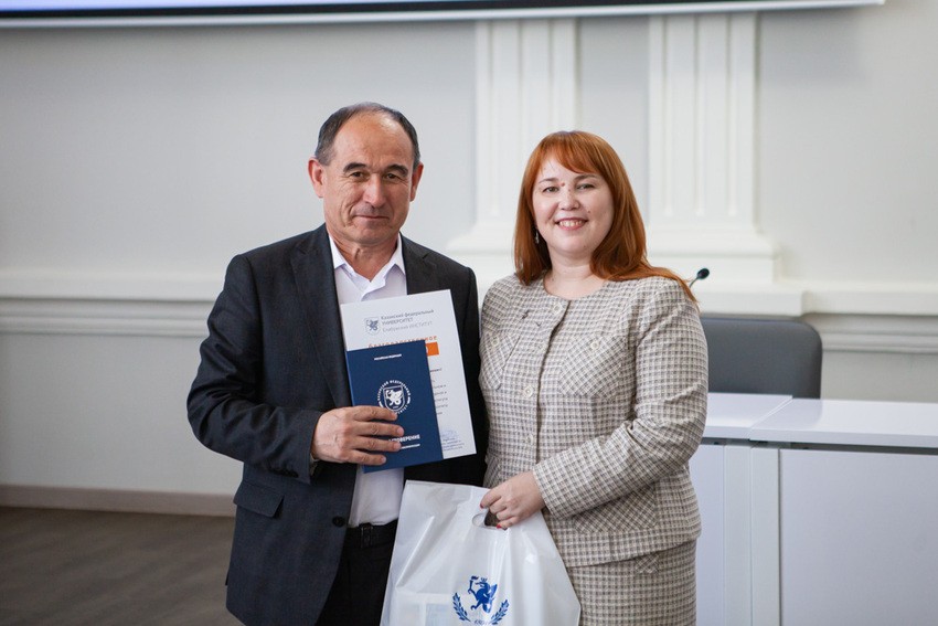 Преподавателям ФерГУ вручили удостоверения о повышении квалификации Преподавателям ФерГУ вручили удостоверения о повышении квалификации