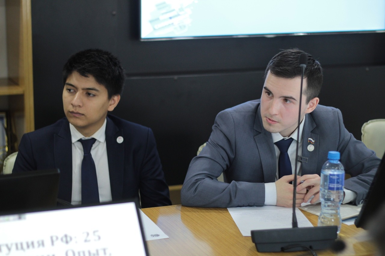 Студенческий клуб 'Политсковородка' провел круглый стол, приуроченный ко Дню Конституции Студенческий клуб 'Политсковородка' провел круглый стол, приуроченный ко Дню Конституции