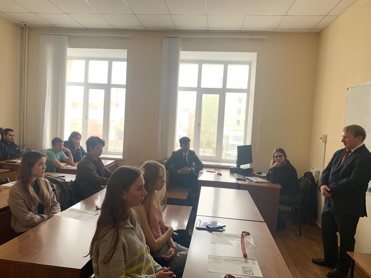 Студенты-международники встретились с членом организации ветеранов Студенты-международники встретились с членом организации ветеранов