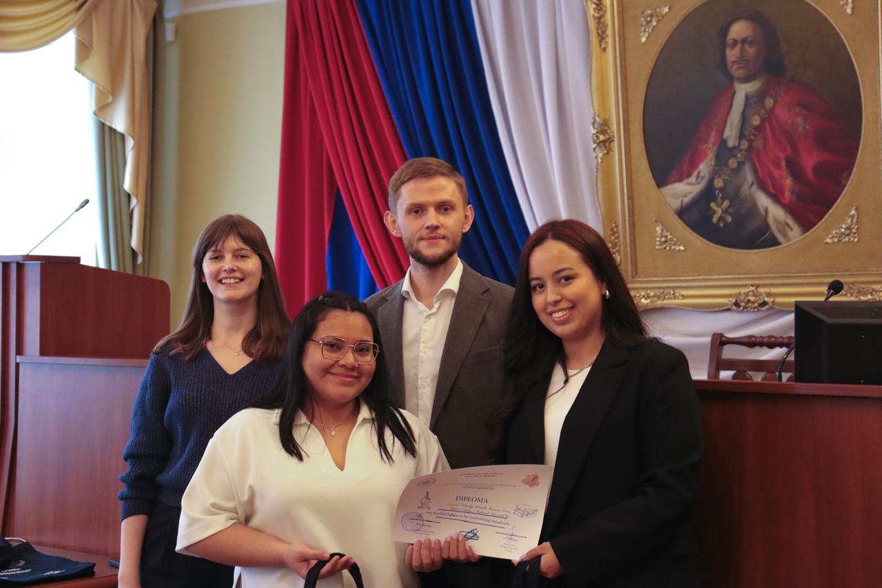 Cтуденты 5 и 6 курсов программы General Medicine Браво Фахардо Венди Кларет, Эррера Бенавидез Лаура Габриэла, Низомова Умеда и Патериа Манйа заняли призовые места на Международном круглом столе научно-практической конференции 'Мечниковские чтения- 2024'. Cтуденты 5 и 6 курсов программы General Medicine Браво Фахардо Венди Кларет, Эррера Бенавидез Лаура Габриэла, Низомова Умеда и Патериа Манйа заняли призовые места на Международном круглом столе научно-практической конференции 'Мечниковские чтения- 2024'.