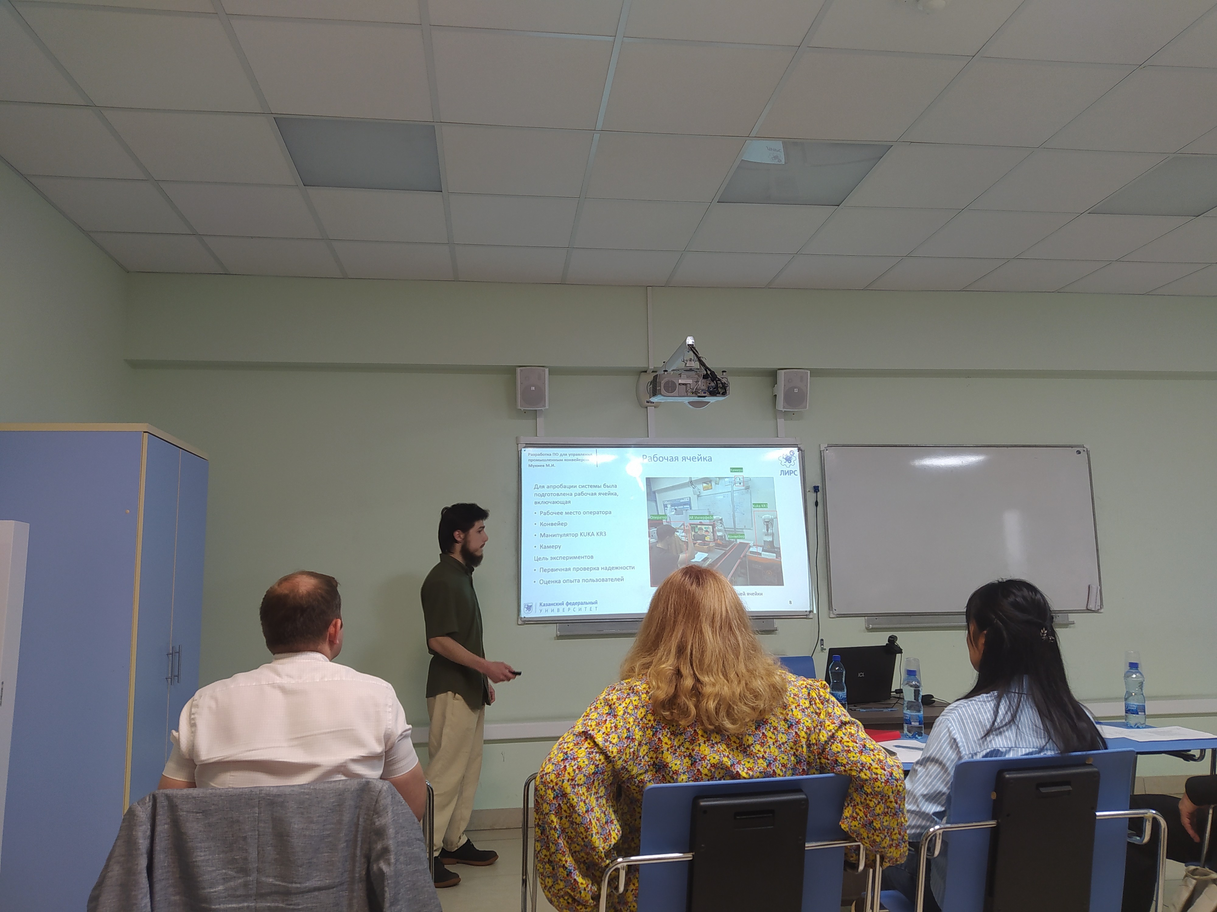 Master's students of the Intelligent Robotics program successfully defended their final theses