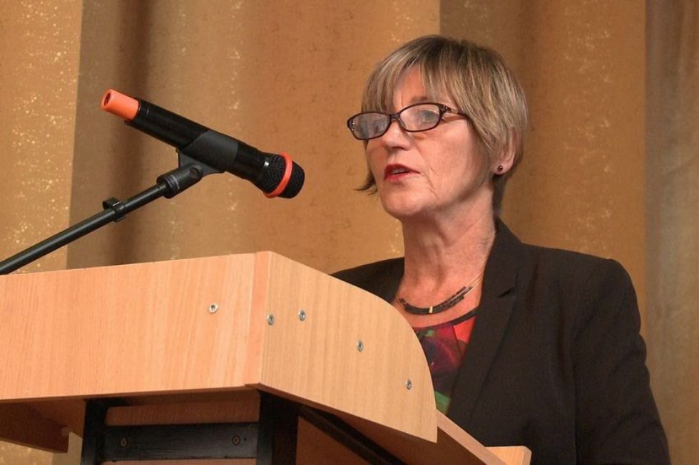 'Изучая новые языки, общаясь и обучая им других людей, мы служим делу мира' 'Изучая новые языки, общаясь и обучая им других людей, мы служим делу мира'