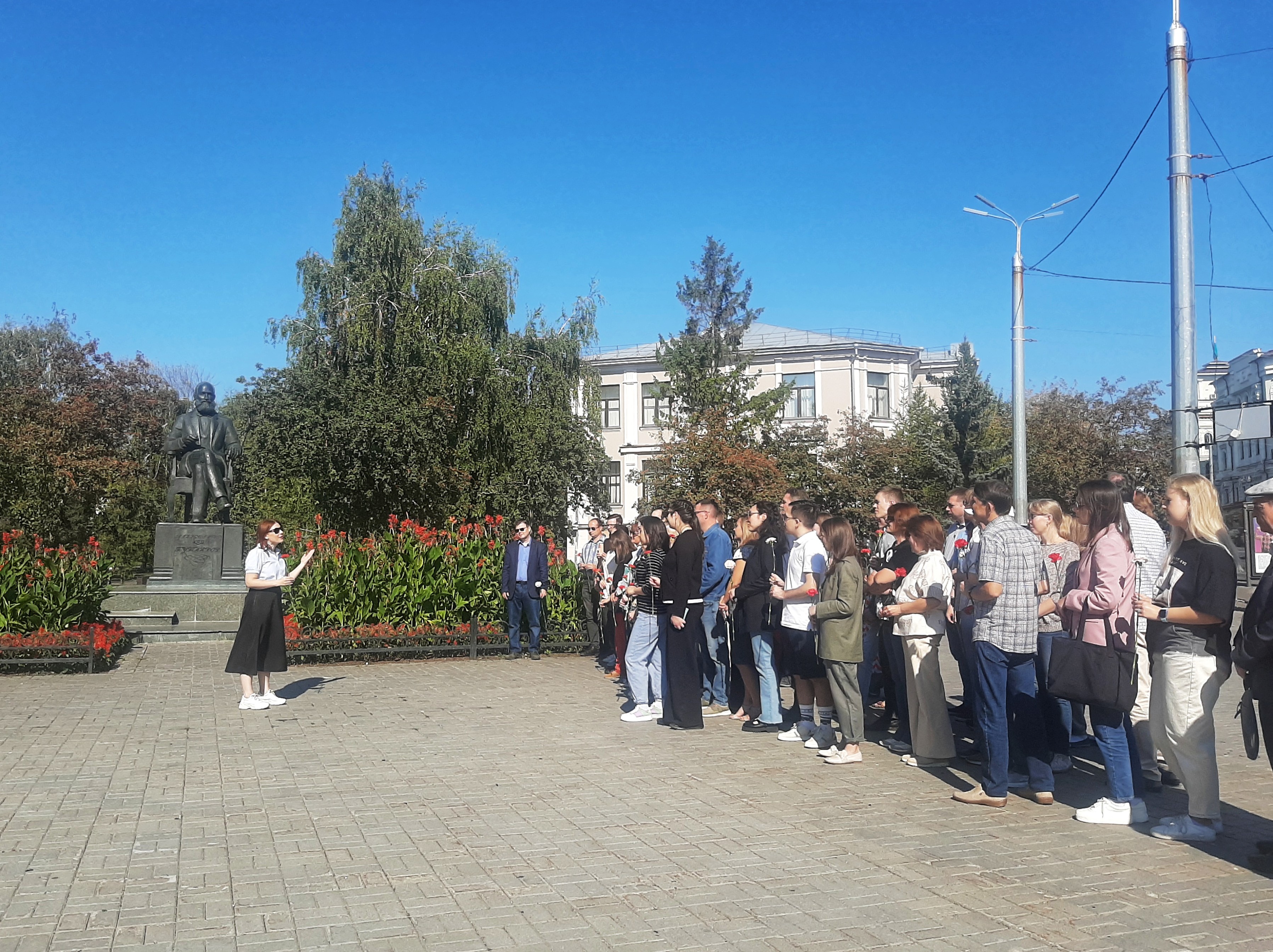 Студенты и преподаватели Химического института возложили цветы к памятнику Александра Михайловича Бутлерова Студенты и преподаватели Химического института возложили цветы к памятнику Александра Михайловича Бутлерова