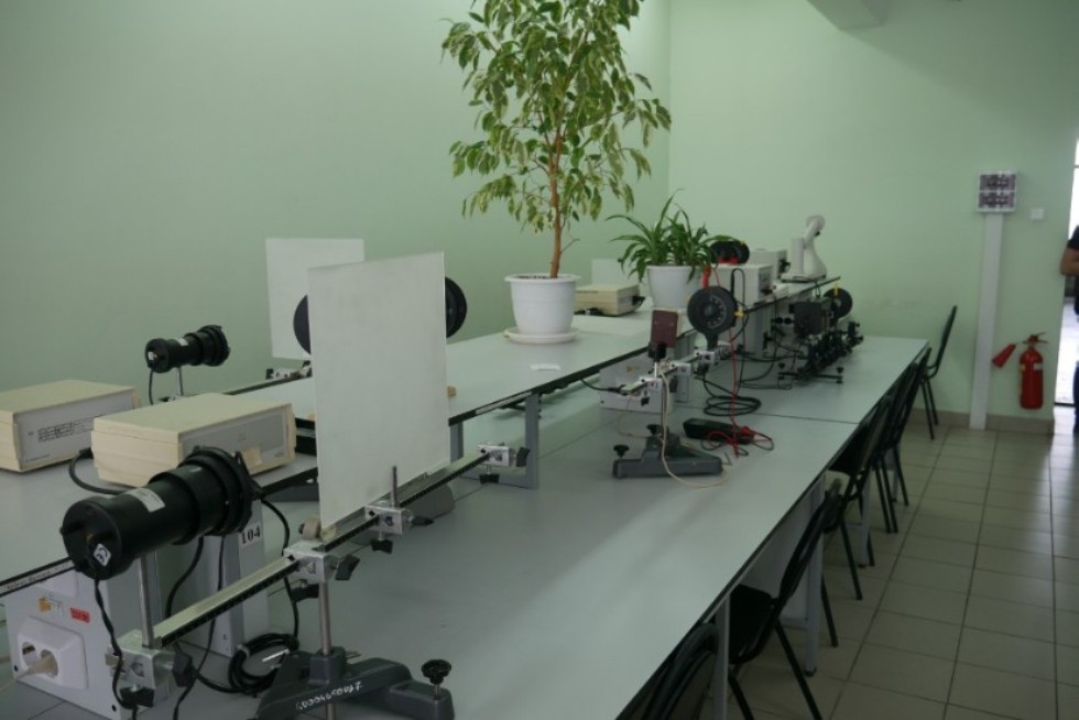 Practice in optics (laboratories �� 605, 705)