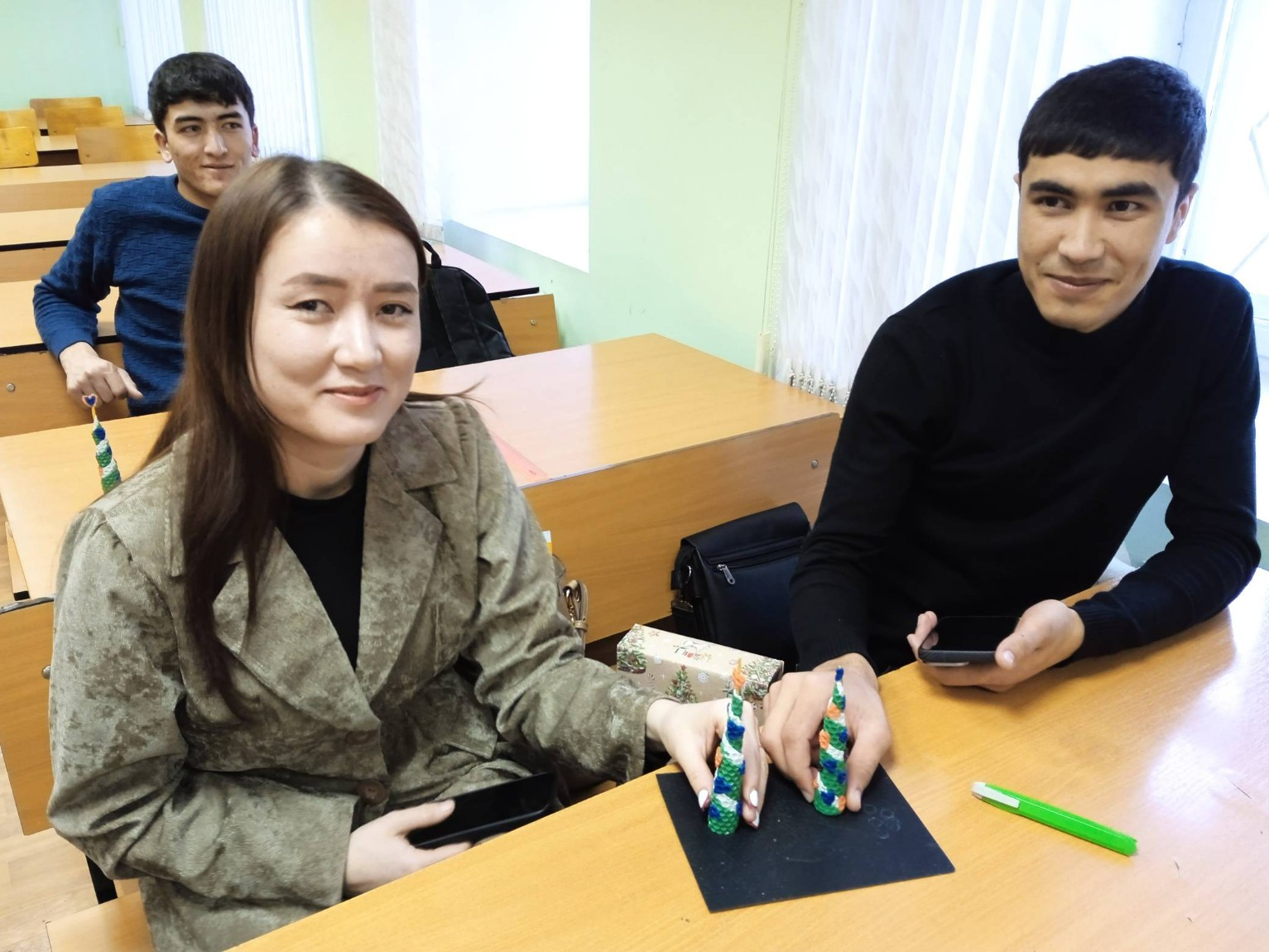 Студенты провели мастер-классы по изготовлению свечей из вощины Студенты провели мастер-классы по изготовлению свечей из вощины