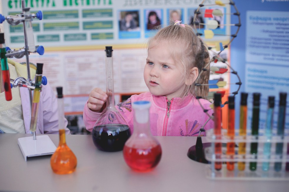 Шатер Химического института им. А.М. Бутлерова в научно-популярном проекте PROнаука в КФУ 'Ночь открытий' Шатер Химического института им. А.М. Бутлерова в научно-популярном проекте PROнаука в КФУ 'Ночь открытий'