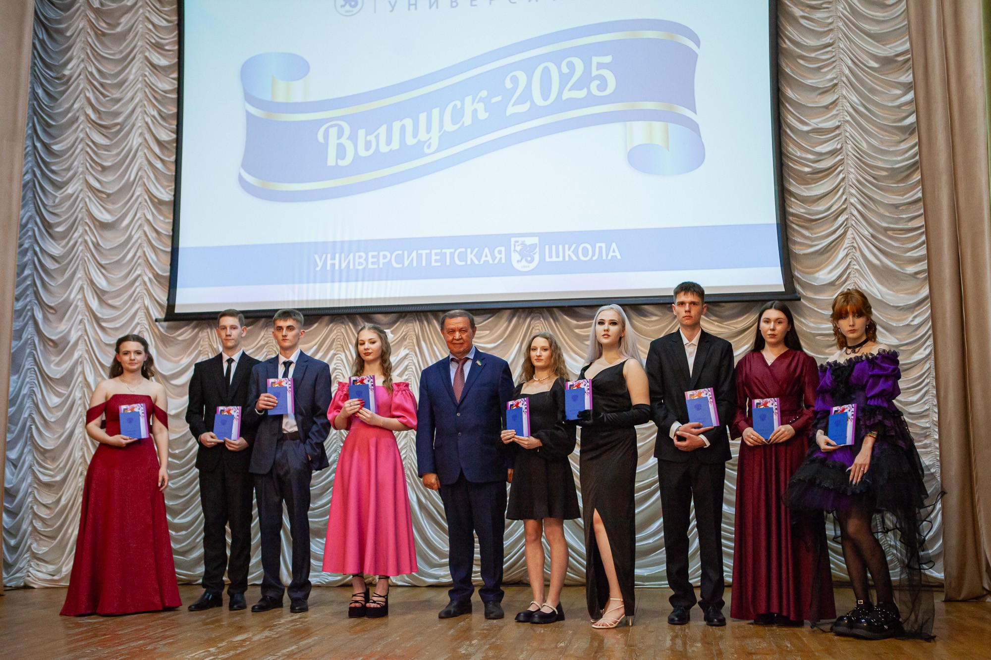 Выпускникам школы КФУ 'Университетская' торжественно вручили медали Выпускникам школы КФУ 'Университетская' торжественно вручили медали