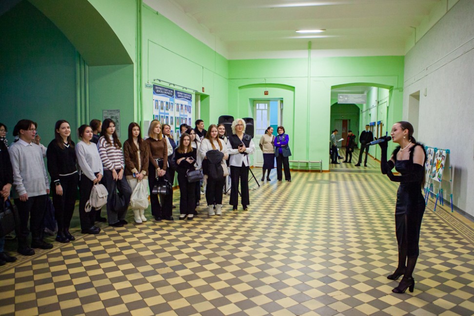 Со 125-летием Елабужский институт поздравляют студенты Со 125-летием Елабужский институт поздравляют студенты