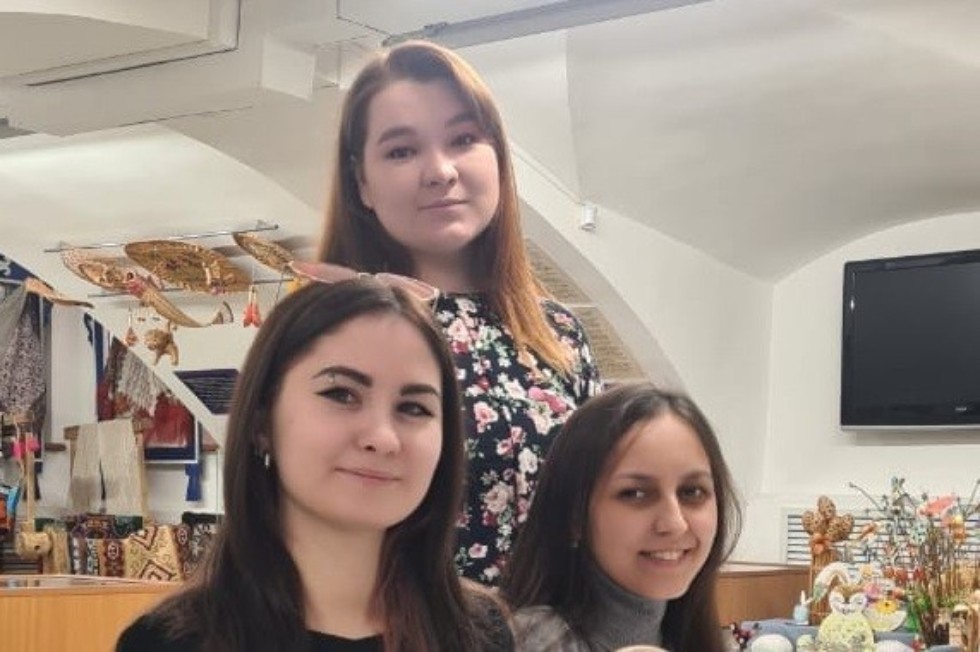 Студенты Елабужского института приняли участие в мастер-классе по плетению из лозы Студенты Елабужского института приняли участие в мастер-классе по плетению из лозы