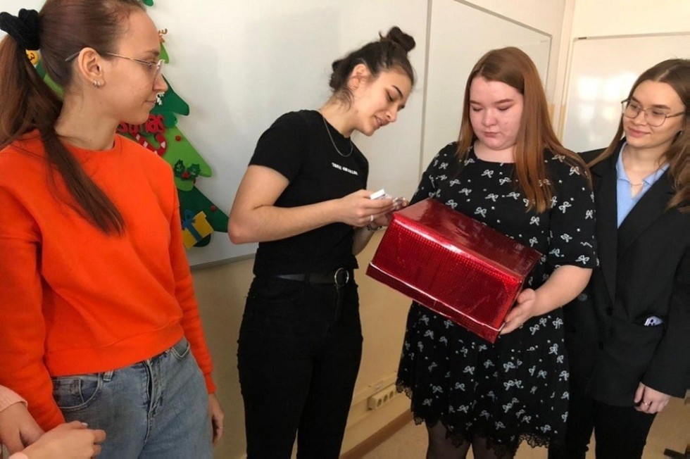 Веселые игры на новогоднюю тематику прошли в Елабужском институте КФУ Веселые игры на новогоднюю тематику прошли в Елабужском институте КФУ