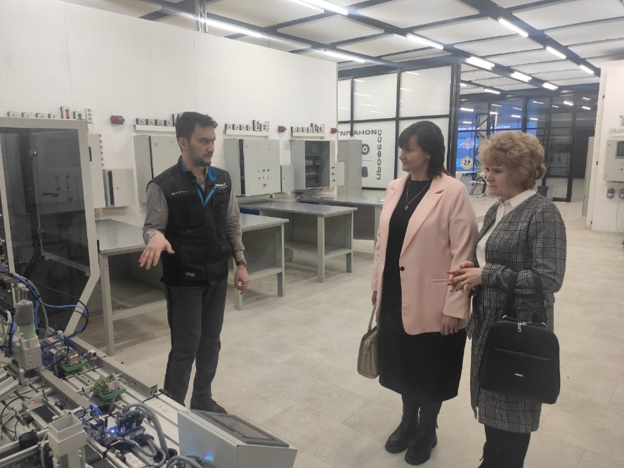 The delegation of the Kyrgyz-Russian Slavic University school adopts the experience of Elabuga Institute of KFU The delegation of the Kyrgyz-Russian Slavic University school adopts the experience of Elabuga Institute of KFU